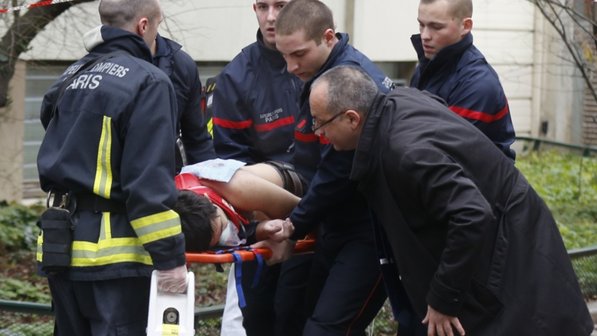 Vitima-e-socorrida-apos-atentado-ao-Charlie-Hebdo-Reuters-2015-7-1-size-598